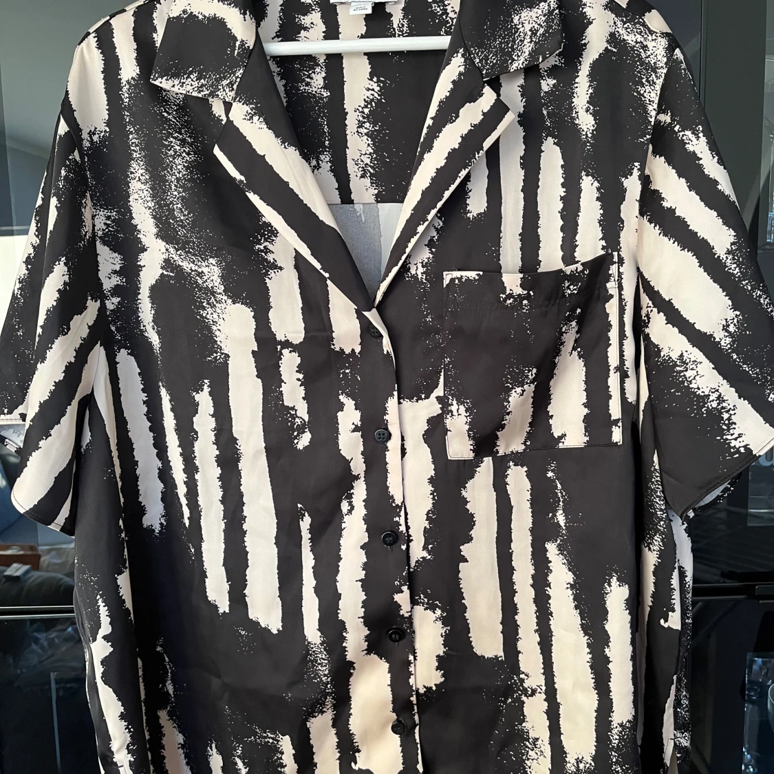 Svart och vit mönstrad skjorta från Topshop