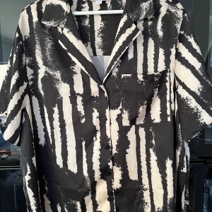 Svart och vit mönstrad skjorta från Topshop - Snygg skjorta från Topshop.💗Pris kan diskuteras vid snabb affär 