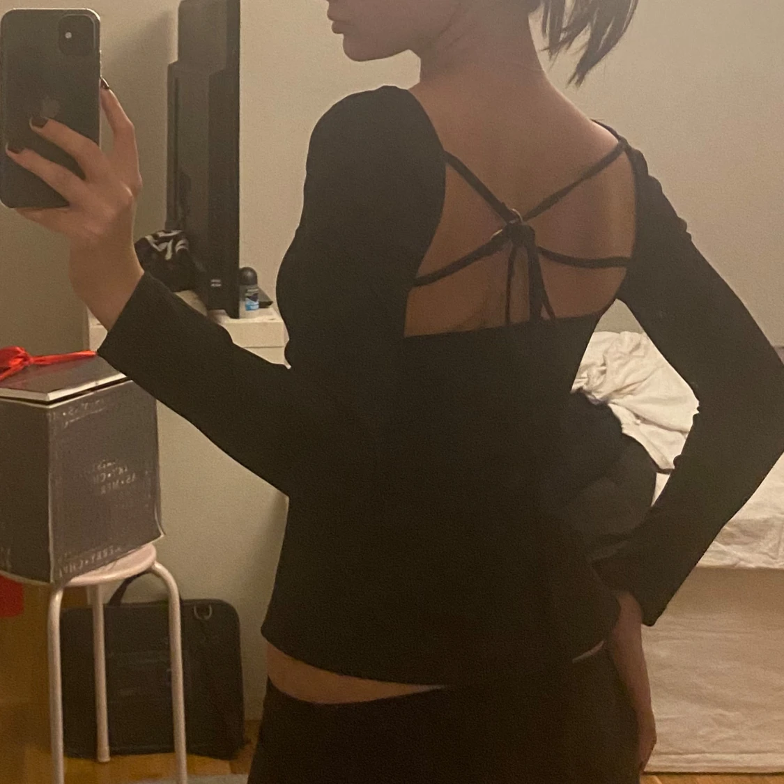 Svart långärmad topp med öppen rygg