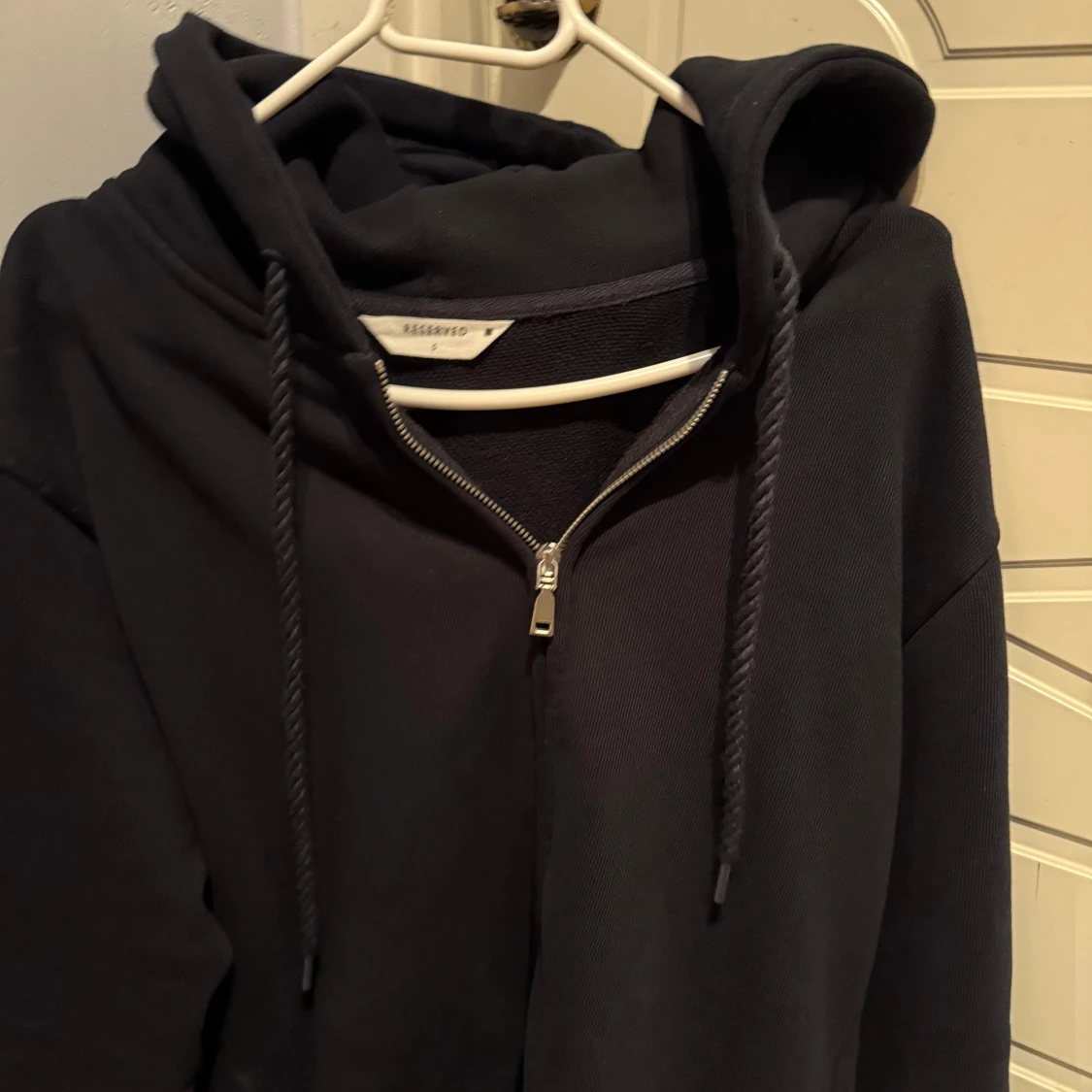 marin blå hoodie från Selected - 2