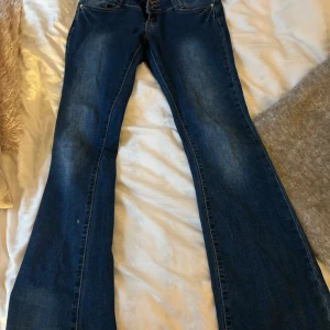 Blå jeans från Girl vivi  - Säljer mina jätte fina jeans som är lågmidjade, de har tre knappar och är Bootcut kom privat för fler frågor å bilder😇