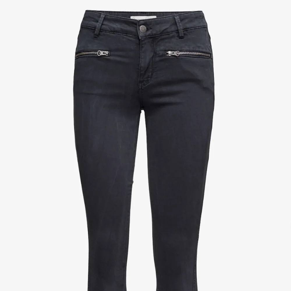 Såå snygga svarta jeans med slits från Odd Molly som är bootcut & mid/low rise!💕 säljer då jag tyvärr inte tyckte om hur de satt på mig därav i nyskick och aldrig kommit till användning. Passar perfekt om man brukar ha storlek XS-S. Nypris runt 1500 kr, och snart slutsåld🙏🏼 . Farkut & Housut.