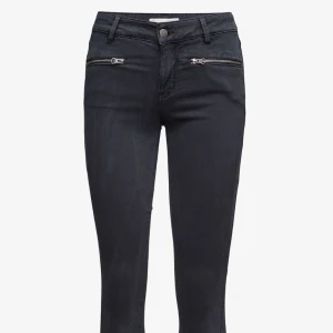Odd molly jeans - Såå snygga svarta jeans med slits från Odd Molly som är bootcut & mid/low rise!💕 säljer då jag tyvärr inte tyckte om hur de satt på mig därav i nyskick och aldrig kommit till användning. Passar perfekt om man brukar ha storlek XS-S. Nypris runt 1500 kr, och snart slutsåld🙏🏼 