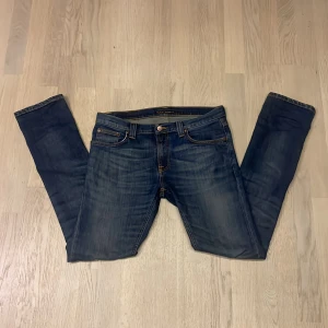 Nudie Jeans - Tja! Jag säljer ett par feta jeans från Nudie Jeans. Jeansen är i |storlek 29/32| och passform slim. Hör av er vid mer frågor!