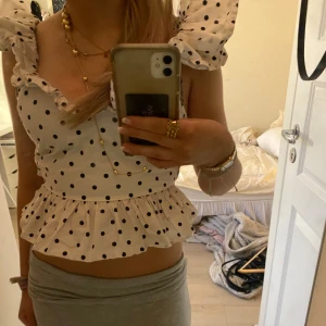 Prickig volang topp - Jätte fin volang topp me prickar o öppen rygg, rätt så bra skick, defekter på sista bilden, fläcken är inte så stor och inte så synlig!