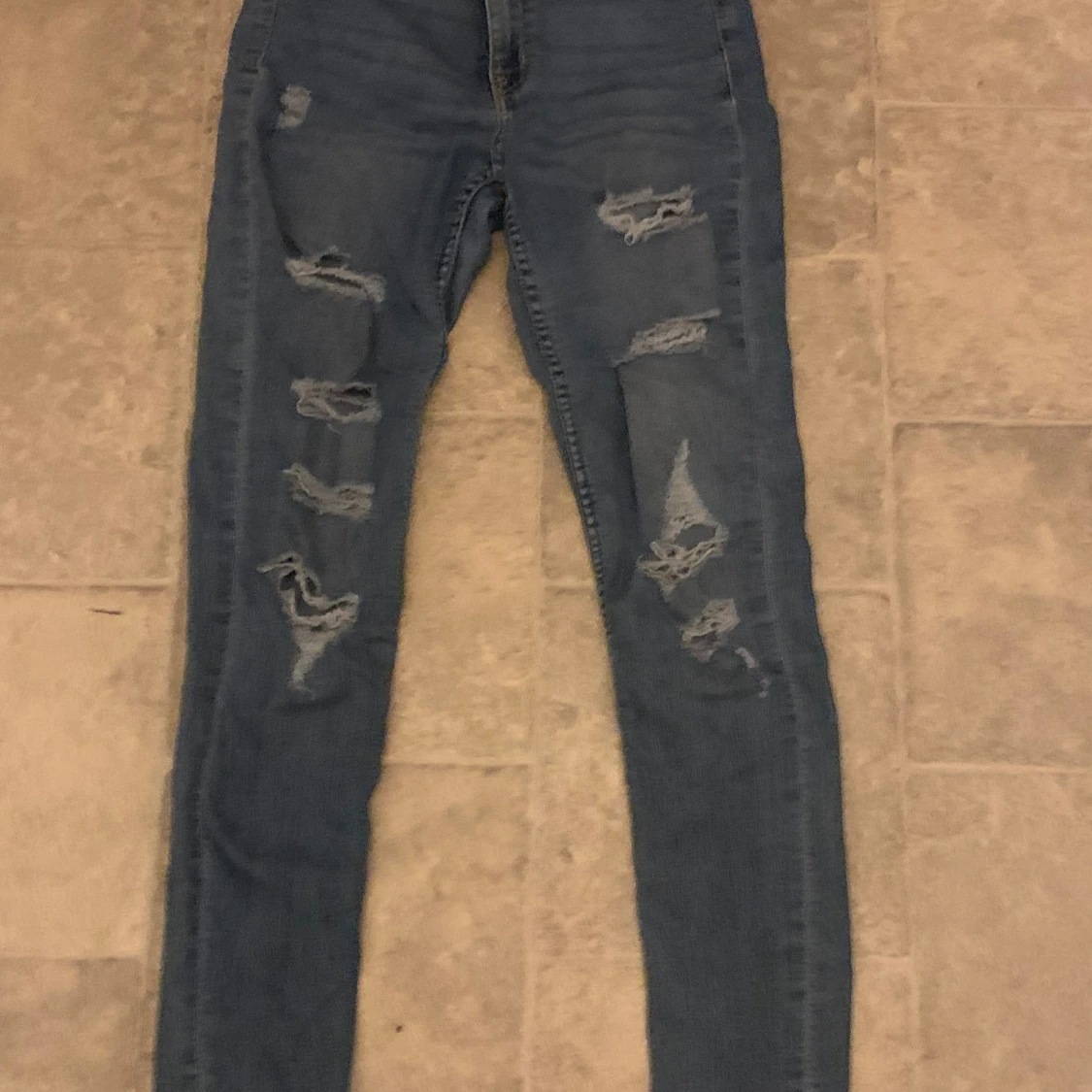 Blå ripped jeans från H&M