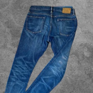 Ralph Lauren jeans  - Ett par otroligt feta Ralph Lauren jeans. Dem har en sjukt unik wash och slitna detaljer. Skick: 9.5/10. Väldigt ovanlig modell utan tryck på fickorna som dom nyare modellerna. Och Väldigt eftertraktade.  Nypris:2800 mitt pris:899  För mer info dm// 