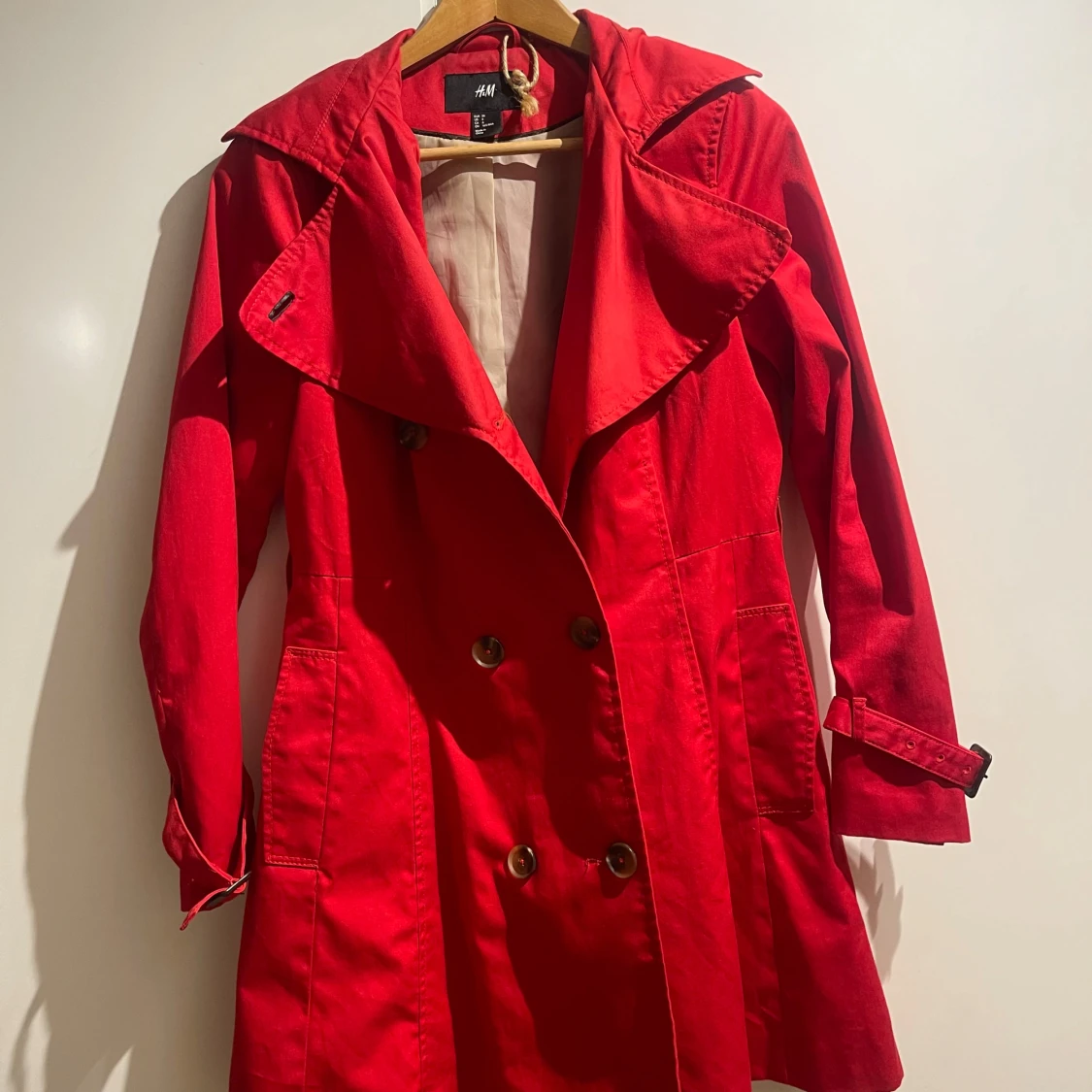 Röd trenchcoat från H&M