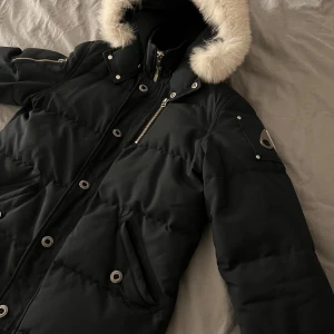 Äkta Moose Knuckles Jacka  - Hej säljer nu min Mosse Knuckles Jacka eftersom jag ej använder den något. Den är i ny skick och självklart äkta. Storleken på jackan är Large. Kan tänka mig att gå ner i pris vid snabb och smidig affär mvh//Albin 