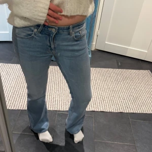 Ljusblå lågmidjade bootcut jeans - Snygga ljusblå bootcut jeans med låg midja. Perfekta för en avslappnad stil. Klassisk femficksdesign och knappgylf. Nästan helt nya! Jättefin färg!