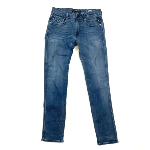 Replay Anbass Jeans - Replay Anbass Jeans | Ett par sjukt feta, trendiga & enormt eftertraktade jeans - passar allt! | Skick 9.5/10, EXTREMT bra! | Storlek W32, modellen är 180 cm & väger cirka 68 kg | Priset är alltid diskuterbart vid snabb affär! | Nypris 4000kr | Hör mer än gärna av dig vid minsta möjliga fråga eller fundering så svarar vi med glädje! | GardeGrisch - Registrerat företag 🙌🏻