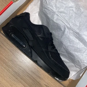 Nike airmax 90 - Har använts några gånger men i stortsätt nya. Jag har bara haft dem hemma utan användning så tänkte att ja kan sälja dem