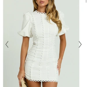 Studentklänning  - Snygg vit kort klänning med puffärmar som jag beställde som studentklänning . Klänningen har en öppen rygg med knytning. Köpte fler storlekar och hann inte skicka tillbaka. Från showpoo, aldrig använd