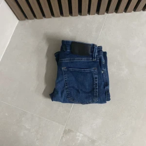 Blå jeans från Jack & Jones - Snygga blå jeans från Jack & Jones i modellen ”Slim Glenn”. Skick 9,5/10 använd ett par gånger. Storlek W27 L30. Hör av dig vid intresse 😊 