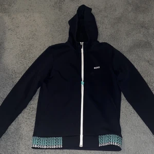 Hugo Boss hel zip med luva - Den är använd enstaka gånger, säljer pga problem med storleken. Skriv vid fler frågor/funderingar.