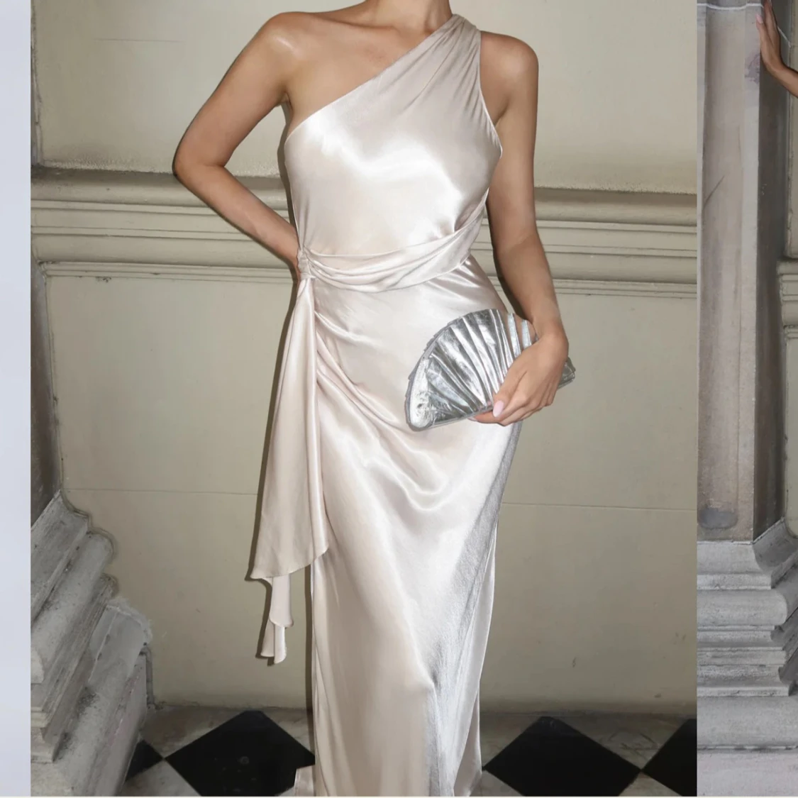 Champagnefärgad balklänning