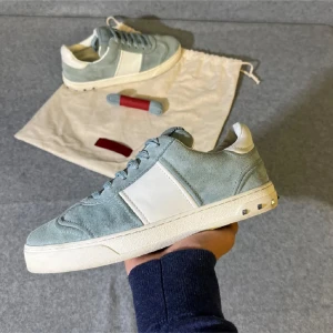 Flycrews🩵 - Kollar intresset på mina fina ljus blåa valentino flycrews limited edition 🩵 inköpt för 4200kr 