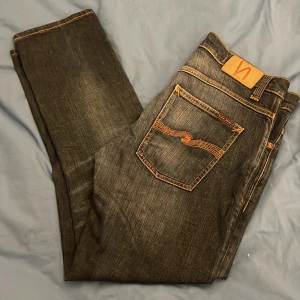 Mörkblå jeans från Nudie - Snygga mörkblå jeans från Nudie med klassisk femficksdesign och orange sömmar. 9/10 skick nästan helt oanvända. W33 L30 pris kan diskuteras, meddela om du har någon fråga