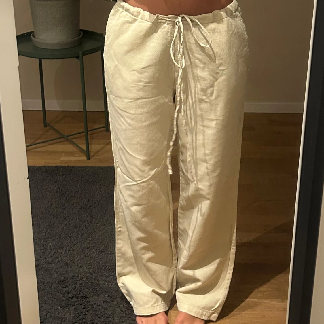 Beige linnebyxor med snörning - 1