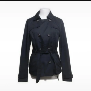 🎀Svart kappa med bälte🎀 - Snygg svart trenchcoat med dubbelknäppning och bälte i midjan. Jackan har långa ärmar och en klassisk krage💗💗