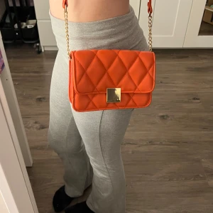 Axelremsväska  - Superfin orange axelremsväska🧡 Använd 1 gång så i princip nyskick! Köpt på glitter för 299kr. Säljs inte längre
