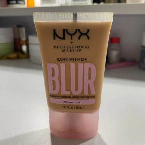 NYX Bare With Me Blur Foundation i nyansen Vanilla - NYX Bare With Me Blur Foundation i nyansen Vanilla erbjuder medium täckning med en matt, suddig finish. Perfekt för en jämn och naturlig look. Kommer i en praktisk tub på 30 ml. Använd 2ggr