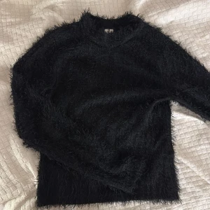 Svart  tröja från NY Trend - Säljer en svart fluffig tröja från NY Trend. Den passar XXS och XS. Den är perfekt för en fest eller någon middag! Och den är använd en gång. 🫶💕