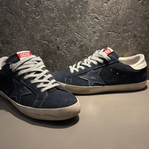 Golden goose - Riktigt fräscht par golden goose, använda men i fortsatt mycket bra skick användning syns knappt pga slitaget som kommer från fabrik. Med följer tyvärr bara skorna, självklart äkta. Rimliga bud funkar!