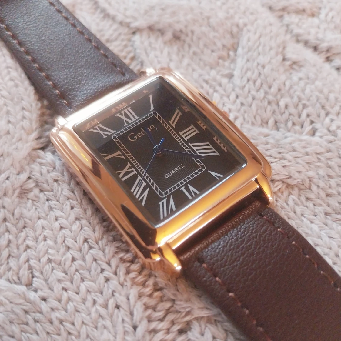 Klassisk klocka med brunt läderarmband