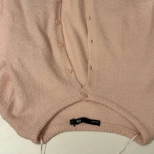 Rosa kofta  - Säljer en söt rosa kofta från lager 157. Den har knappar framtill och är tillverkad i ett mjukt material. Perfekt för en mysig dag. aldrig använd❤️