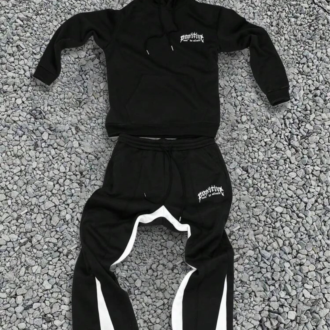 Svart hoodie med tryck