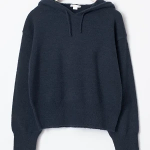 Mörkblå hoodie - Säljer en stilren mörkblå hoodie med långa ärmar och en bekväm passform. Perfekt för kyliga dagar med sin mjuka och varma känsla. Den har en klassisk huva med dragsko och ribbade muddar vid ärmslut och nederkant.