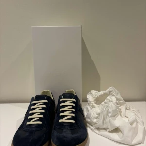 Maison Margiela Gats mörkblå - Säljer dessa väldigt trendiga och sällsynta maison margiella gats. Använda 2 gånger. Vad som ingår: Box, Dustbags, och skorna, bara att kontakta mig om du har några frågor! pris kan diskuteras vid snabb affär.