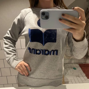 Isabel Marant tröja - Säljer min trendiga isabel marant tröja , den är i bra skick. Den är köpt här på plick också. Skulle också kunna tänka mig att byta mot en annan färg ❤️