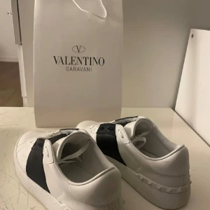Valentino Garavani sneakers - Valentino opens som jag har köpt ganska länge sen men har inte haft på mig de för jag har växt ut de. Storlek 42. Om du tvättar de bara lite kommer de se helt nya ut!
