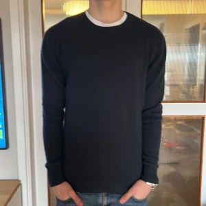 John henric kashmir tröja - Säljer en blå kashmirtröja från john henric i storlek M. Passar mig perfekt men säljs för att den inte används. Den har inga defekter förutom att den är lite nopprig på vissa ställen. Modellen är runt 183 och väger 70 kg.                                                                              Hör av dig vid frågor!                                                               Pris kan sänkas vid snabb affär 👍🏻 
