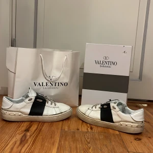 Svart vita skor - Snygga skor som är välanvända, skick 3/10 skriv för mer funderingar! (Öppen för byten)