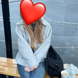 Grå vårjacka - Grå vårjacka från NAKD. Lite lätt fodrad och perfekt nu när det börjar bli vår.🌷 Har en liten knappt märkbar fläck på undersida kragen,(se bild) och tyget är lite nopprigt. Annars är jackan i bra skick. Helt slutsåld på hemsidan, nypris 649💗