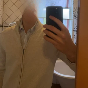 Merinoull Full Zip Tröja  - Skitsnygg tröja från Bläck, köpt på MQ, nypris 799 kr. Storlek S, kan även passa mindre M. Använt några fåtal gånger, fortfarande nyskick skulle jag säga. Skriv vid minsta fundering! 