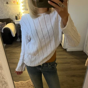 Vit stickad tröja - Perfekt för sommarkvällar 