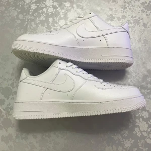 Vita Nike Air Force (helt nya) - Klassiska vita Nike Air Force 1 sneakers, storlek 43 (helt nya)