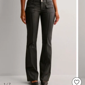 Lågmudjade läderbyxor - Helt nya med lapp kvar! Skitsnygga svarta långmidjade bootcut läder/skinnbyxor💓