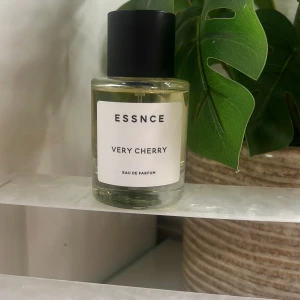 ESSNCE Very Cherry Eau de Parfum - Nästan full, Den är testad men doften passade mig inte riktigt så den har tyvärr inte blivit använd särskilt mycket 
