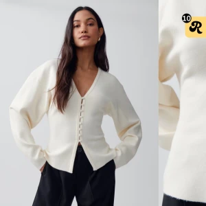 Vit kofta med knappar - Säljer den populära tröjan från Gina tricot, helt ny med prislapp kvar 