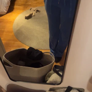 Ljusblå Juicy Coutore byxor - Säljer ett par jätte fina ljusblå juicy Coutore byxor i storlek xs, byxorna har en skavank som du ser på bilden🥰