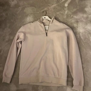 Beige Half Zip Tröja - Tja! Säljer en tvärfet Half-zip tröja från jack&jones. Skick 9/10! Hör av er vid frågor å funderingar 👍