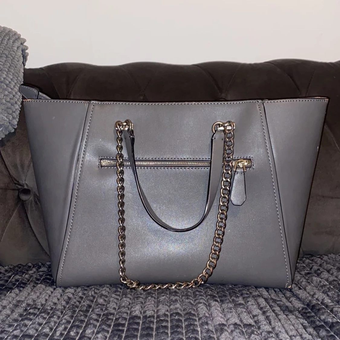 Grå axelväska från Guess - 1