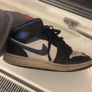 Nike Air Jordans i svart och blått - Säljer ett par Nike Air Jordans i svart och blått med vita detaljer. 