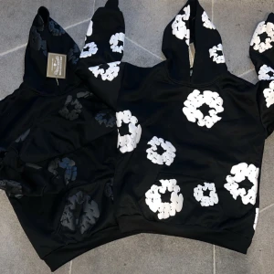 Denim tears - Jag säljer en för 500 och både 2 för 900 dem är oanvända helt nya. Skriv för mer bilder eller för mer information. Priset kan diskuteras om. Storleken är L men det passar bättre på M.