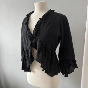 fin svart kofta med volangdetaljer - tryck inte på köp nu ‼️‼️‼️en fin kofta med skönt material som var för stor på mig, antar att passar bäst som m för ett fint passform